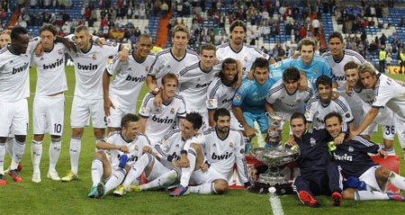 Real Madrid hủy diệt Millonarios 8-0 tại Bernabeu Cup - 8 Các cầu thủ Real Madrid ăn mừng danh hiệu mang tên vị chủ tịch vĩ đại của đội bóng.