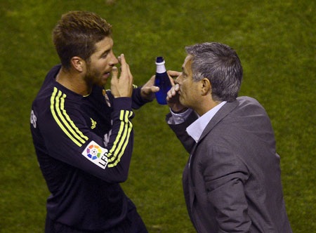Nội bộ Real Madrid có dấu hiệu chia rẽ sâu đậm - 2 Ramos và Mourinho đang “bằng mặt nhưng không bằng lòng”?