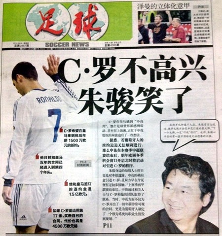 Đội bóng của Drogba hỏi mua C.Ronaldo - 1 Tờ Soccer News đăng tải hình ảnh của C.Ronaldo và nhân vật quyền lực số 1 Shanghai Shenhua, Zhu Jun