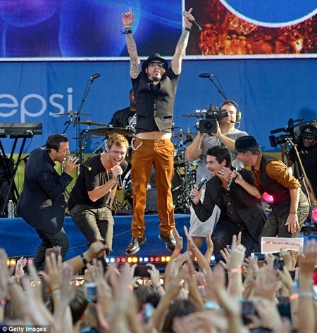 Backstreet Boys khiến fan phát cuồng ngày tái ngộ