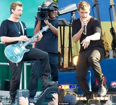  Backstreet Boys tỏ ra rất hạnh phúc khi lại có đủ 5 thành viên trên sân khấu