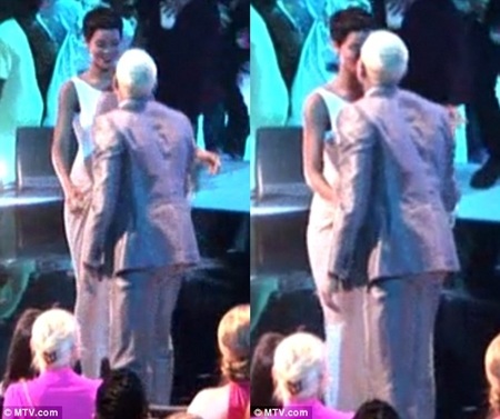 Cặp đôi hôn nhau thắm thiết trên sân khấu VMAs tuần trước