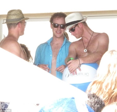 Hoàng tử Harry vui đùa cùng bạn bè và những phụ nữ trẻ ở một bể bơi tại Las Vegas