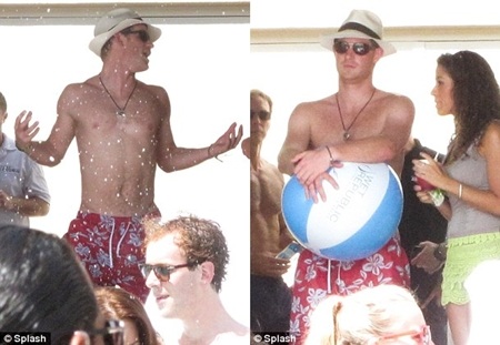 Hoàng tử Harry vui đùa cùng bạn bè và những phụ nữ trẻ ở một bể bơi tại Las Vegas