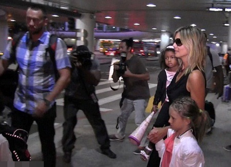 Chồng cũ “tố” Heidi Klum ngoại tình với vệ sĩ riêng - 5 Heidi, các con cùng người tình vệ sĩ trở về nhà sau kỳ nghỉ