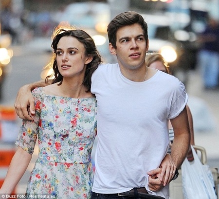 Nữ diễn viên đã đính hôn với rocker James Righton