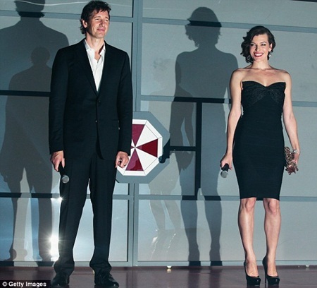 Xuất hiện cùng Milla tại buổi công chiếu còn có chồng cô, đạo diễn Paul W.S. Anderson