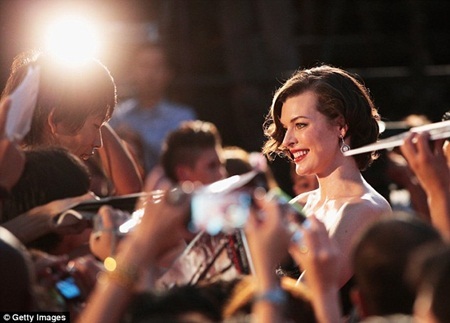 Milla trở thành tâm điểm chú ý và được người hâm mộ đón nhận nồng nhiệt tại buổi công chiếu