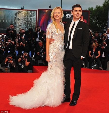 Sao “High School Musical” điển trai cuốn hút tại LHP Venice - 2 Xuất hiện cùng anh là bạn diễn Maika Monroe khi họ quảng bá cho bộ phim At Any Price