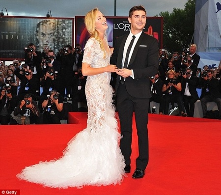 Sao “High School Musical” điển trai cuốn hút tại LHP Venice - 5 Zac và bạn diễn Maika Monroe tạo dáng trên thảm đỏ