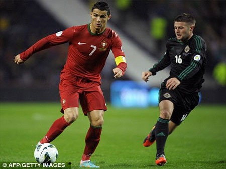 Rio Ferdinand giúp đỡ đồng đội cũ xin áo C. Ronaldo