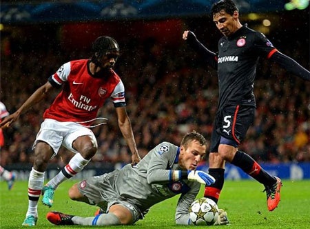 Những khoảnh khắc ấn tượng lượt thứ 2 vòng bảng Champions League - 10 Thủ thành của Olympiacos Balazs Megyeri dũng cảm lao ra bắt bóng ngay trước mũi giày của Gervinho.