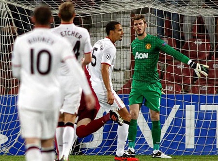Những khoảnh khắc ấn tượng lượt thứ 2 vòng bảng Champions League - 12 Thủ thành David De Gea bực dọc với các đồng đội sau khi Pantelis Kapetanos mở tỉ số cho CFR Cluj.