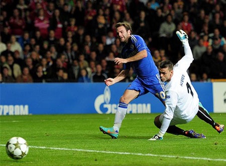 Những khoảnh khắc ấn tượng lượt thứ 2 vòng bảng Champions League - 14 Juan Mata mở tỉ số cho Chelsea trong trận đấu với Nordsjaelland.