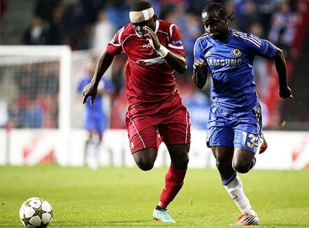 Những khoảnh khắc ấn tượng lượt thứ 2 vòng bảng Champions League - 18 Màn đua tốc độ giữa Moses của Chelsea và Okore của Nordsjaelland.
