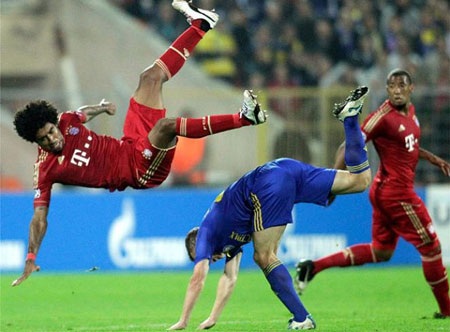 Những khoảnh khắc ấn tượng lượt thứ 2 vòng bảng Champions League - 20 Một pha tranh bóng quyết liệt giữa cầu thủ Bayern Munich và BATE Borisov.