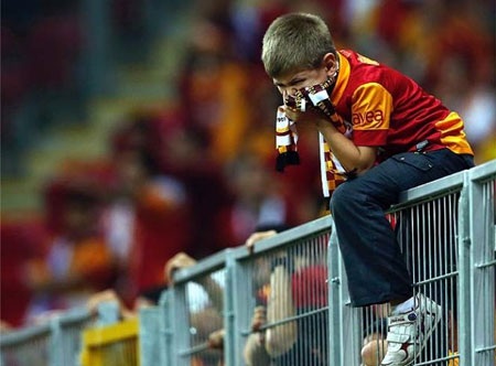 Những khoảnh khắc ấn tượng lượt thứ 2 vòng bảng Champions League - 22 Một pha tranh bóng quyết liệt giữa cầu thủ Bayern Munich và BATE Borisov.