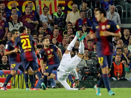 C. Ronaldo và Dani Alves dính chấn thương sau trận đại chiến - 1 Tình huống dẫn đến chấn thương của Cristiano Ronaldo