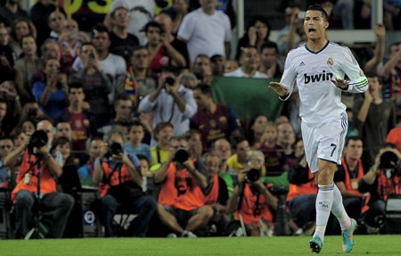 …Và vẫn là màn “ăn mừng” thản nhiên như không mỗi khi ghi bàn vào lưới Barcelona.