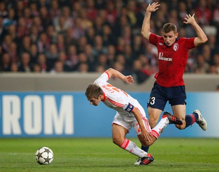 Bayern Munich chật vật vượt qua Lille - 1 Lahm đem đến tình huống bước ngoặt giúp Bayern Munich giành chiến thắng