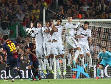 Chiêm ngưỡng hai "cú đúp vàng" của Messi và C.Ronaldo - 1 Siêu phẩm đá phạt của Messi