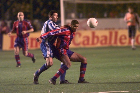 Những cuộc đụng độ Deportivo-Barcelona tại Riazor - 2 Tiếp nối Djalminha, Valeron trở thành linh hồn trong lối chơi của