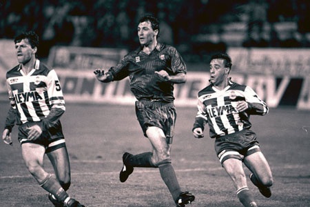 Những cuộc đụng độ Deportivo-Barcelona tại Riazor - 7 Mùa giải này, đoàn quân của Johan Cruyff đã có chiến thắng ấn tượng 4-0 trên sân Riazor.