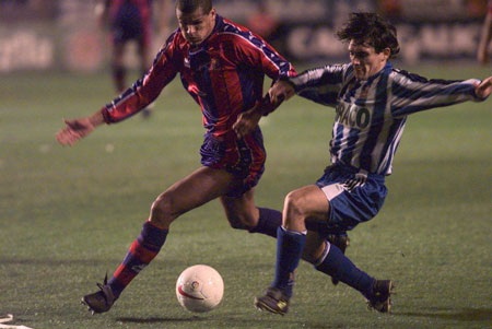 Những cuộc đụng độ Deportivo-Barcelona tại Riazor - 8 Mùa giải này, đoàn quân của Johan Cruyff đã có chiến thắng ấn tượng 4-0 trên sân Riazor.