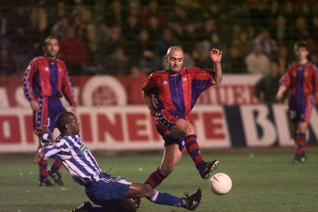 Những cuộc đụng độ Deportivo-Barcelona tại Riazor - 9 Mùa giải này, đoàn quân của Johan Cruyff đã có chiến thắng ấn tượng 4-0 trên sân Riazor.