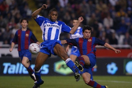 Những cuộc đụng độ Deportivo-Barcelona tại Riazor - 12 Saviola nỗ lực dứt điểm trước sự truy cản quyết liệt của trung vệ Jorge Andrade.