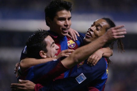 Những cuộc đụng độ Deportivo-Barcelona tại Riazor - 13 Saviola nỗ lực dứt điểm trước sự truy cản quyết liệt của trung vệ Jorge Andrade.