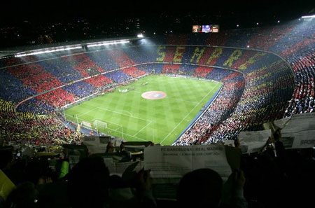 Toàn cảnh sân Nou Camp trong trận siêu kinh điển ở mùa 2006/07