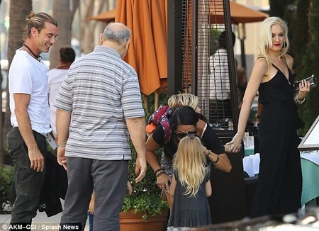 Gwen Stefani trẻ trung không ngờ trong sinh nhật tuổi 43 - 2 Nữ ca sĩ kỉ niệm sinh nhật lần thứ 43 tại nhà hàng Via Alloro ở Beverly Hills, California