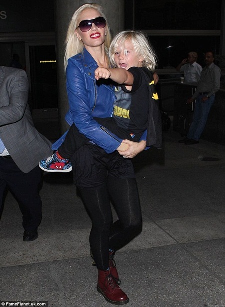 Gwen Stefani trẻ trung không ngờ trong sinh nhật tuổi 43 - 7 Cô đã gặp gỡ và ăn tối với Daisy Lowe, con gái riêng của chồng cô trong chuyến thăm nước Anh