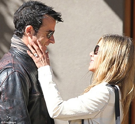 Jennifer Aniston gây choáng với nhẫn đính hôn “khủng” - 1 Jennifer Aniston lần đầu “khoe” nhẫn đính hôn mới ở New Mexico