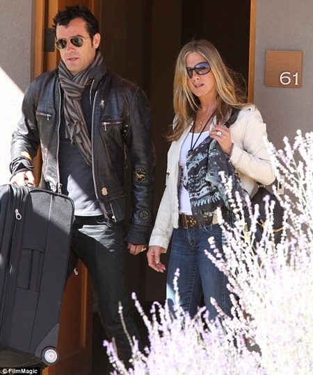 Jennifer Aniston gây choáng với nhẫn đính hôn “khủng” - 3 Viên kim cương khổng lồ được ước tính lên tới 8 carat