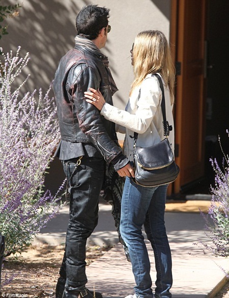Jennifer Aniston gây choáng với nhẫn đính hôn “khủng” - 4 Viên kim cương khổng lồ được ước tính lên tới 8 carat