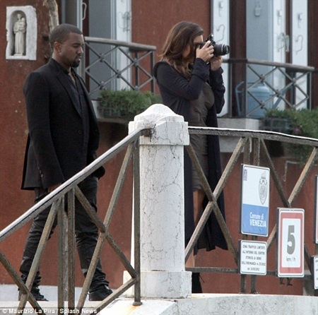 Cặp đôi cùng nhau dạo chơi và chụp lại cảnh đẹp của nước Ý