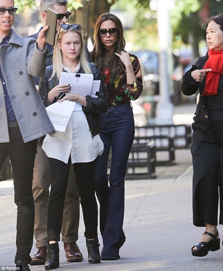 Victoria Beckham vui với thân hình gầy guộc - 4 Bà mẹ 4 con dạo phố cùng một nhóm bạn