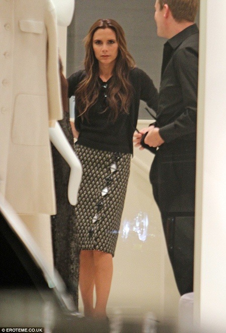 Bà mẹ 4 con đã tháo bỏ cặp kính khi cô xuất hiện bên trong cửa hàng William Vintage