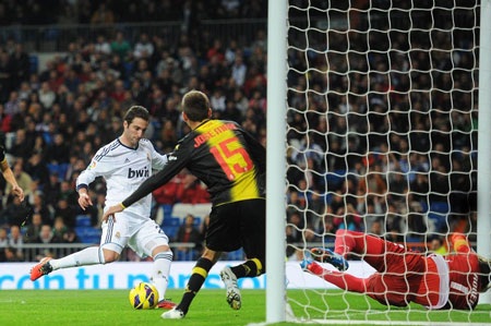 Siêu sao Cristiano Ronaldo dĩ nhiên là cầu thủ được các hậu vệ Zaragoza “chăm sóc” kỹ lưỡng nhất.