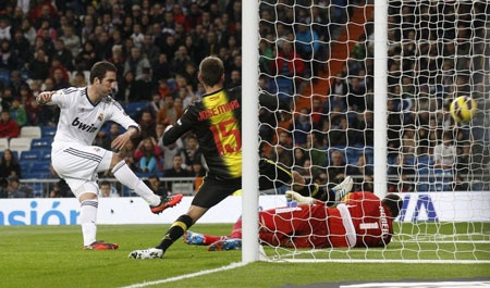 Một pha đá bồi như búa bổ của