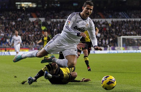 Một pha đá bồi như búa bổ của