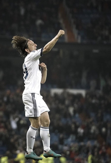 Màn ăn mừng quen thuộc của Di Maria sau khi anh nâng tỉ số lên 2-0 cho Real Madrid.