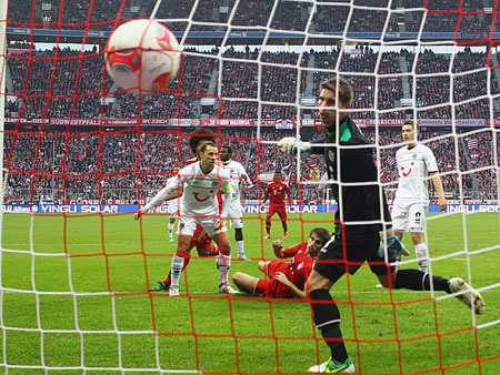 Hủy diệt Hannover, Bayern Munich tìm lại mạch thắng - 1 Martinez mở tỉ số cho Bayern Munich bằng cú ngả bàn đèn đẹp mắt