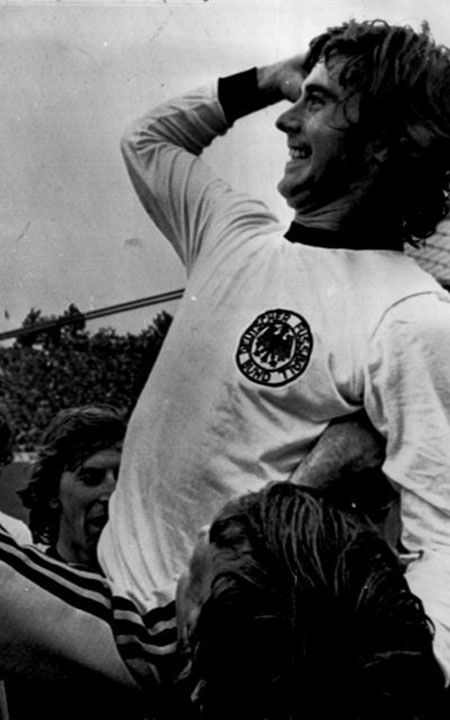 Q - Quini: Đã có 5 cầu thủ từng khoác áo Barcelona giành danh hiệu