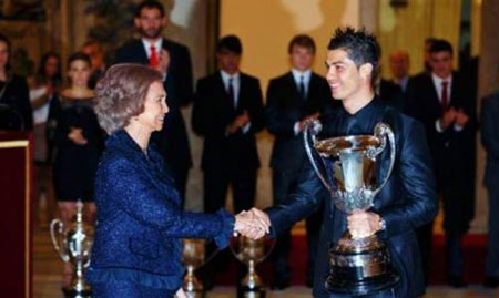 C.Ronaldo vinh dự nhận giải VĐV xuất sắc nhất Iberia-Mỹ La Tinh 2011 - 1 Hải Hà