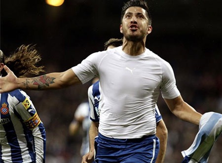 Nhìn lại trận hòa muối mặt của Real Madrid ngay trên Bernabeu - 13 Niềm vui sướng tột độ của Albin sau khi cân bằng tỉ số cho Espanyol ở những phút cuối trận.