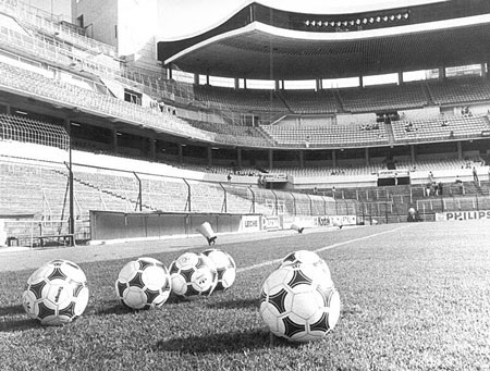 65 năm lịch sử thánh địa Santiago Bernabeu vĩ đại qua ảnh - 2 Tại giải bóng đá thế giới này, Adidas cho trình làng trái bóng Tango huyền thoại.