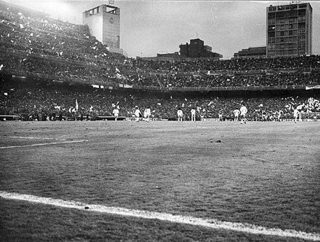 65 năm lịch sử thánh địa Santiago Bernabeu vĩ đại qua ảnh - 4 Toàn cảnh sân Santiago Bernabeu sau khi được nâng cấp để chuẩn bị cho World Cup 1982.